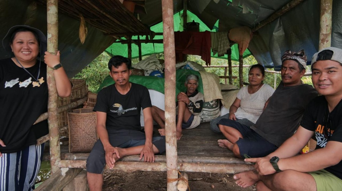 Pinarsita & her team with Maladi and his family in the forest